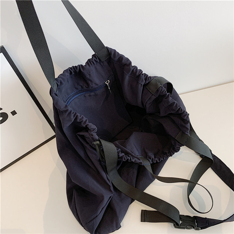 Japanese-style large-capacity single-shoulder bag, fashionable and lightweight tote bag, drawstring laid-back style pleated crossbody bag, simple and casual bag Application Scenario