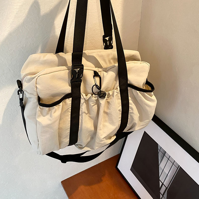 The 2024 new large-capacity women's fashionable casual single-shoulder travel bag is versatile and has a high-end texture. It is a hand-held tote bag Application Scenario