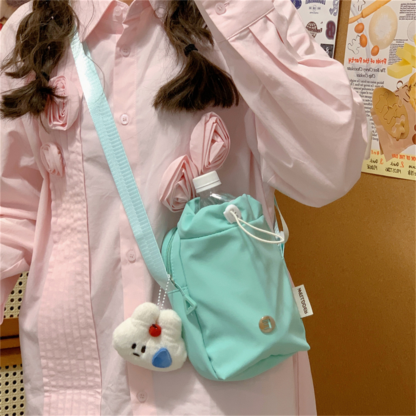 A new Japanese Instagram-style, fresh and sweet macaron-colored mobile newspaper, lightweight daily spring outing crossbody bag full figure