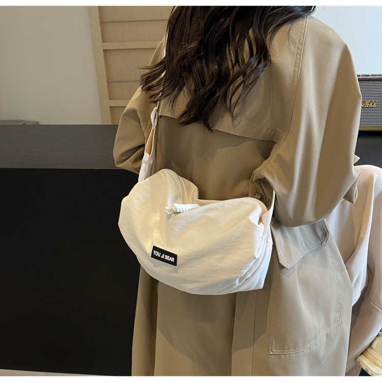 This casual Hong Kong-style women's single-shoulder bag is versatile, lightweight, and has a large capacity. It is a niche underarm bag and a simple crossbody bag for school and commuting full figure