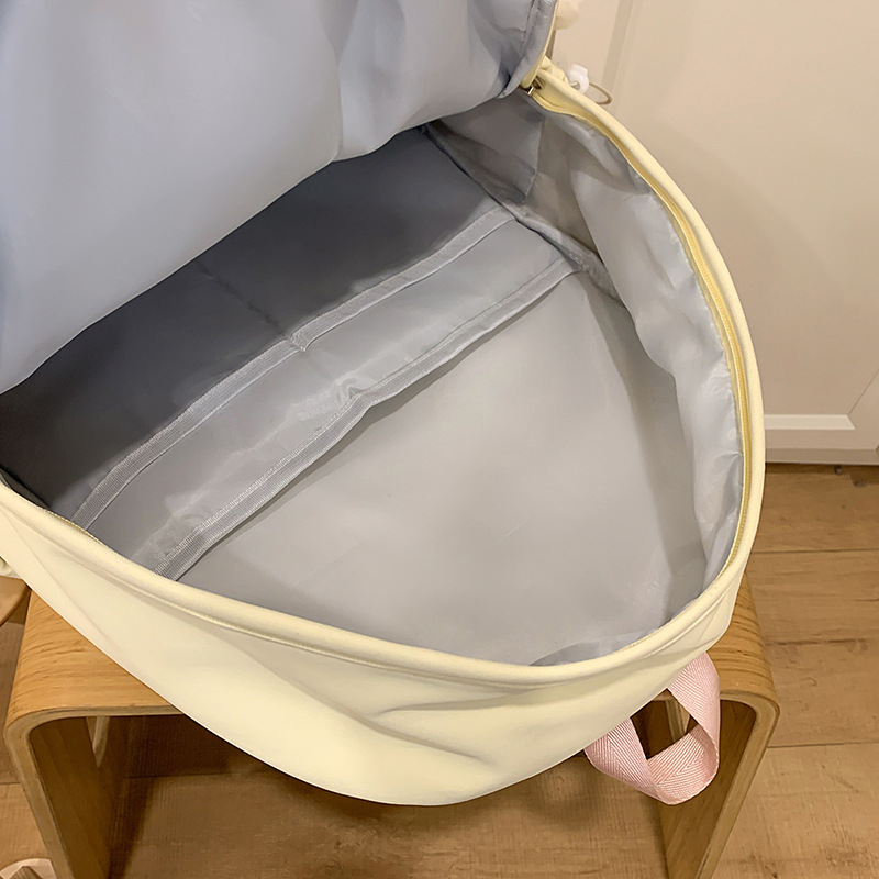 This Japanese-style niche design color-blocking backpack is a lightweight and versatile schoolbag for junior and senior high school students, as well as a fresh and sweet after-school bag Application Scenario