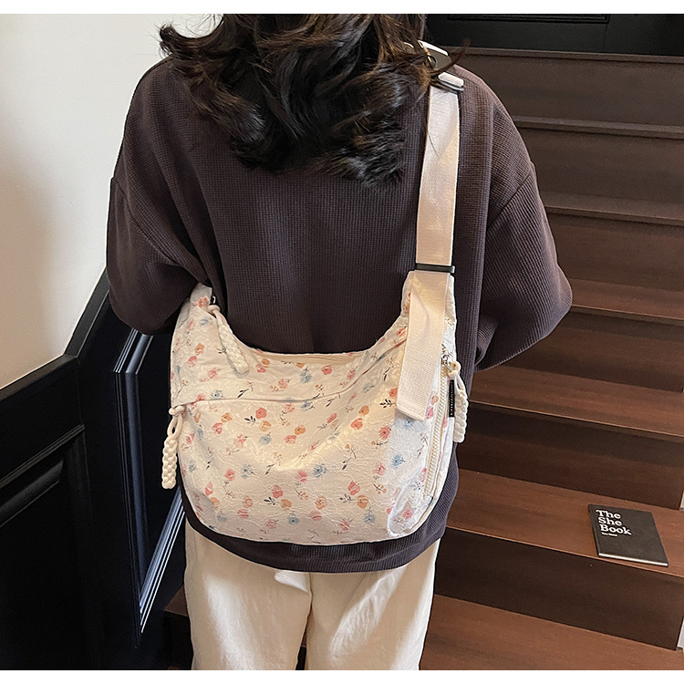 Spring/Summer 2025 new niche bags, new fashionable and versatile crossbody bags, tote hand-held tote bags, single-shoulder bags full figure