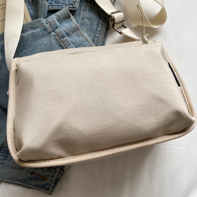 The new canvas bag has a unique design sense. It's a women's single-shoulder bag with a large capacity for commuting and is versatile. It's also a tote bag and a crossbody bag for work Specification drawing