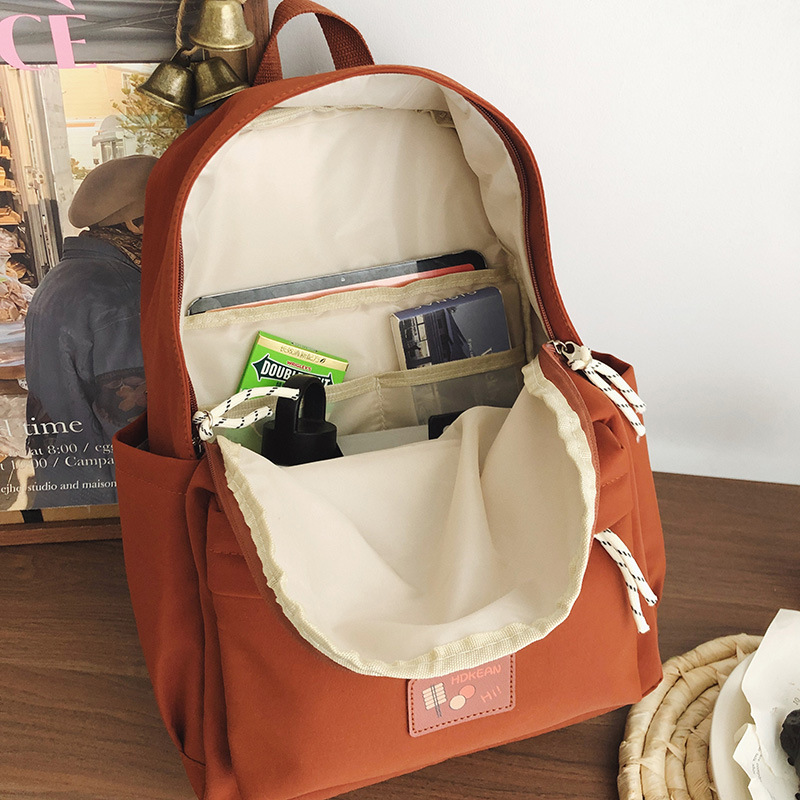 Simple and versatile casual small schoolbag, a backpack for girls in high school, college and junior high school, a lightweight backpack for commuting and traveling Application Scenario