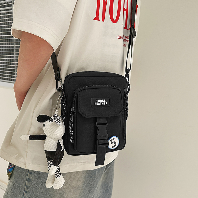 2025 New stylish and versatile single-shoulder crossbody bag, women's large-capacity commuter tote bag, couple's casual sports bag details Picture