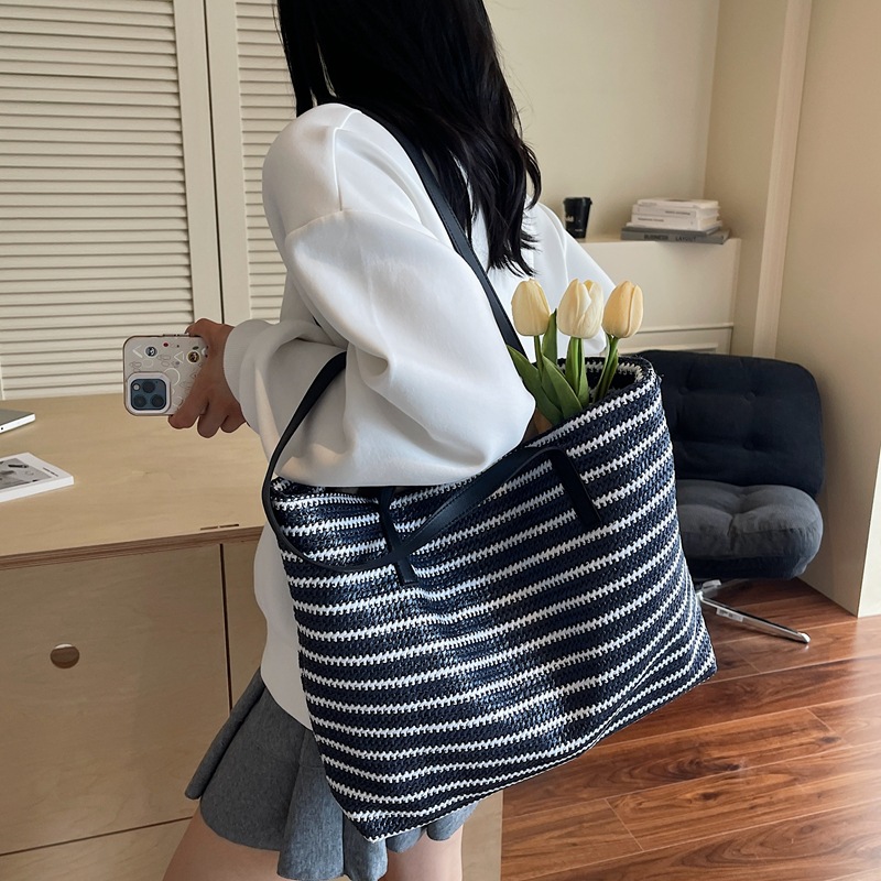 New ins rainbow color-blocking striped hand-woven straw bag, forest style casual and versatile, seaside vacation single-shoulder bag details Picture