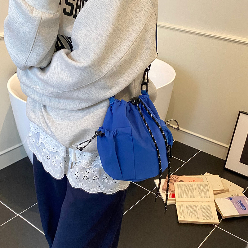 A new Korean version of a high-appeal drawstring bucket bag for commuting, sporty, casual, simple and lightweight, large-capacity crossbody bag details Picture