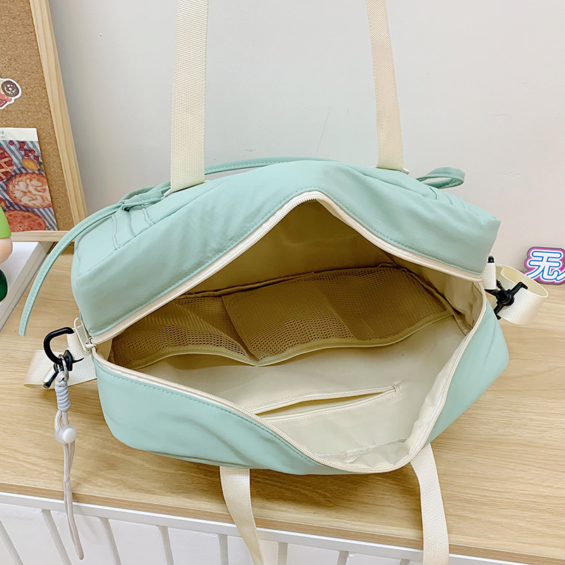 The 2025 new versatile soft girl handbag features a high-end and niche design, a single-shoulder crossbody bag, and a commuter girl tote bag Application Scenario