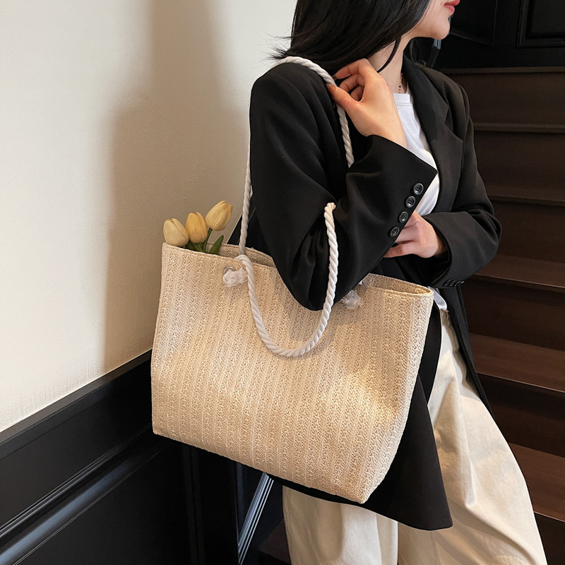 Trendy straw woven bag for women, 2025 new style handbag, casual and vacation beach bag, women's single-shoulder crossbody bag details Picture