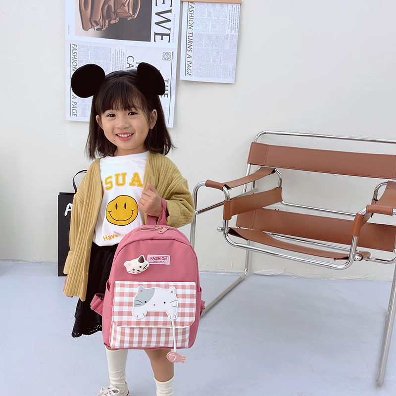 Large-capacity backpack for girls in solid color, schoolbag for primary and middle school students, Korean-style campus backpack, cute cat and fashionable schoolbag Application Scenario