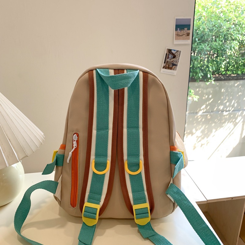 The schoolbag for girls in the kindergarten is cute, lightweight and super light. It's super light for children aged 3 to 6, with contrasting colors for small, medium and large classes Application Scenario