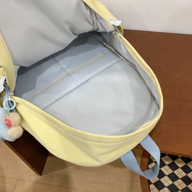 This is a simple and versatile backpack for students in grades three to six of Korean style, featuring a cute color contrast on Instagram Application Scenario