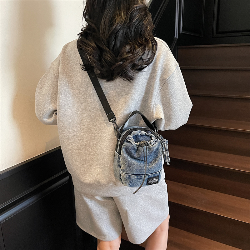 Denim drawstring bag bucket bag, lightweight camping single-shoulder bag, travel sports backpack, versatile casual crossbody bag full figure