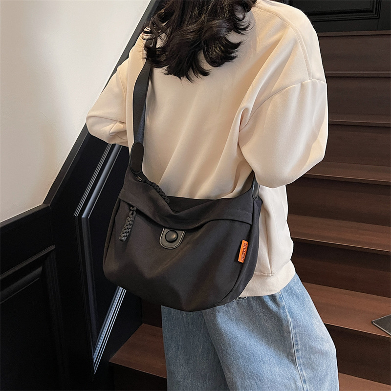 The pure color Youth Dumpling Bag 2025 new model is a lightweight and simple commuting single-shoulder crossbody bag with a high level of appearance Application Scenario