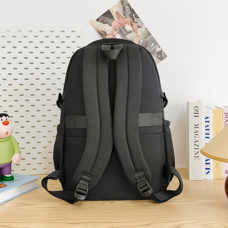 The 2025 new large-capacity, versatile, solid-color backpack for junior and senior high school students is a simple and multi-layered backpack for casual commuting Specification drawing