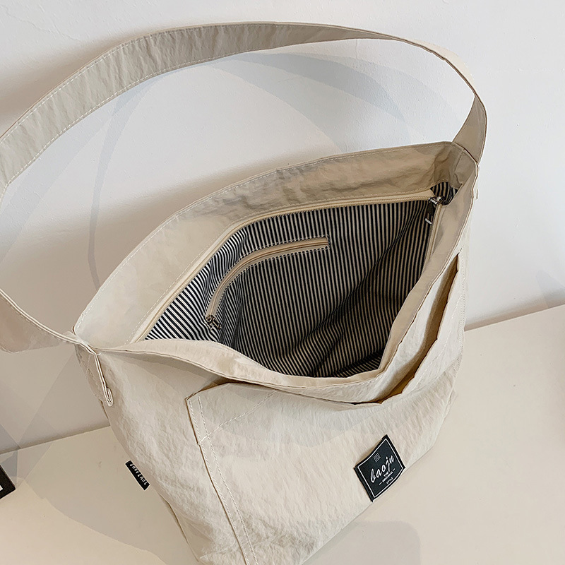 A Japanese-style laid-back casual backpack for commuting, a solid color large-capacity single-shoulder bag with a unique design sense, and a lightweight crossbody bag Specification drawing