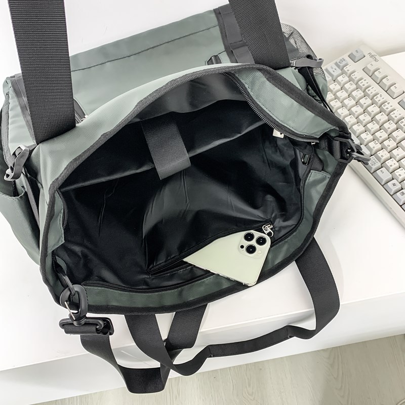 Street fashion functional single-shoulder bag, men's large-capacity multi-compartment crossbody bag, portable commuting hand-held messenger bag Application Scenario