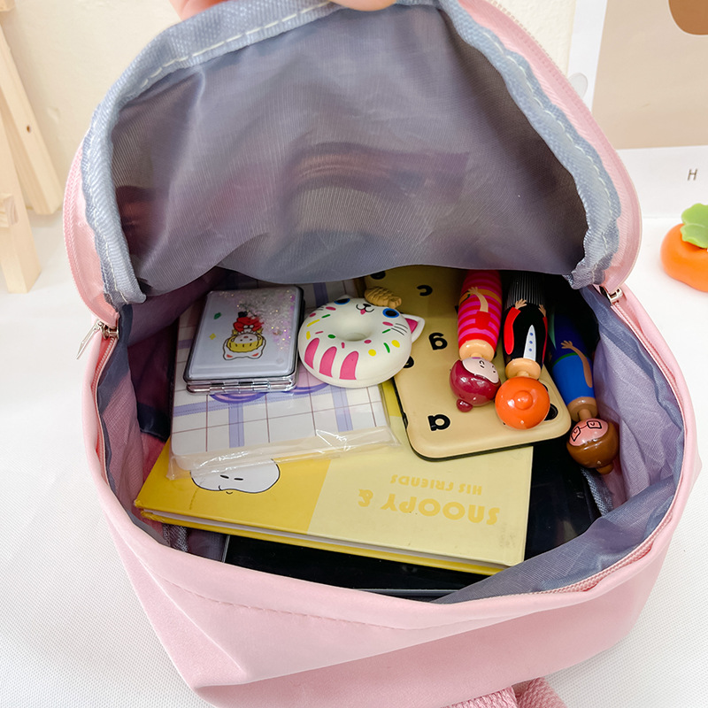 New cartoon color-blocking backpack, cute student schoolbag, casual and fashionable children's backpack for boys and girls Application Scenario