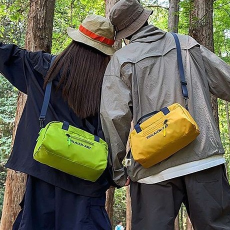 The new forest-themed ins handbag with a high aesthetic level, fresh and multi-purpose, is a couple's lightweight crossbody bag for mountain climbing and travel full figure