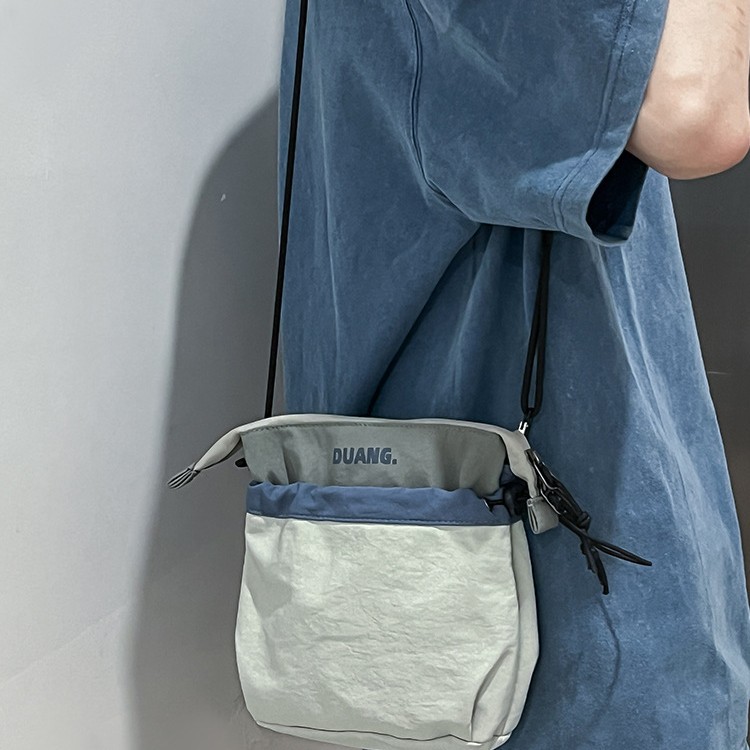 A new mini drawstring crossbody bag with a high aesthetic level, suitable for women's casual, simple and lightweight commuting, outdoor sports and travel full figure
