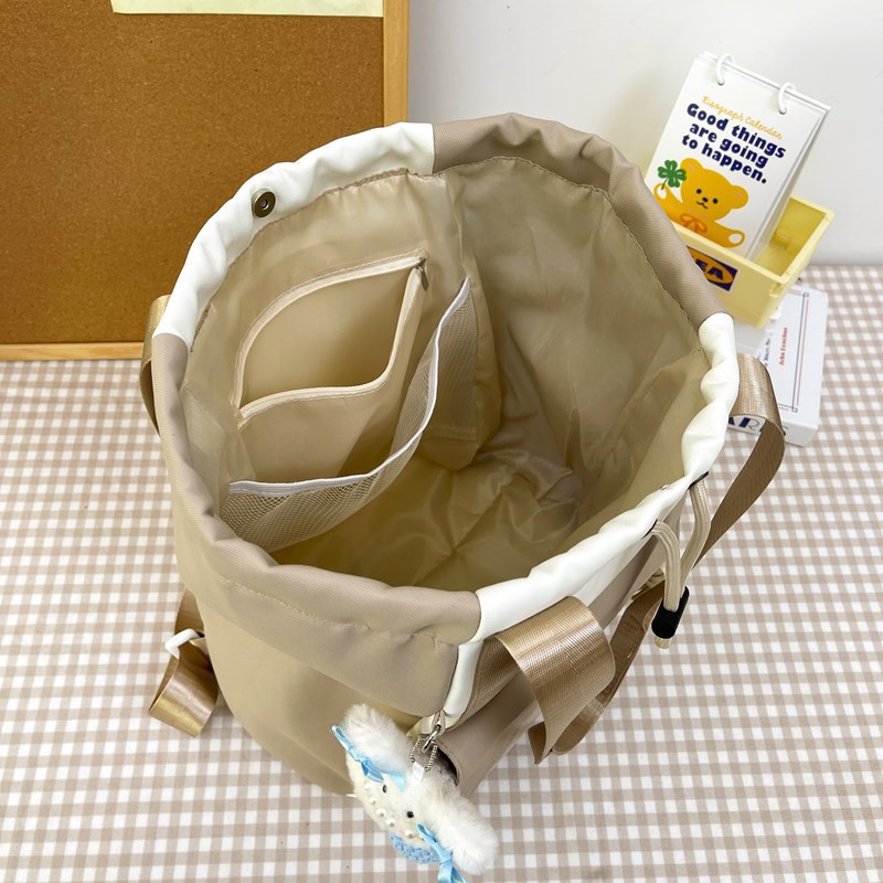 Japanese-style color-blocking large-capacity commuting and after-school bag, casual and versatile single-shoulder bag, simple campus drawstring drawstring shoulder bag Application Scenario