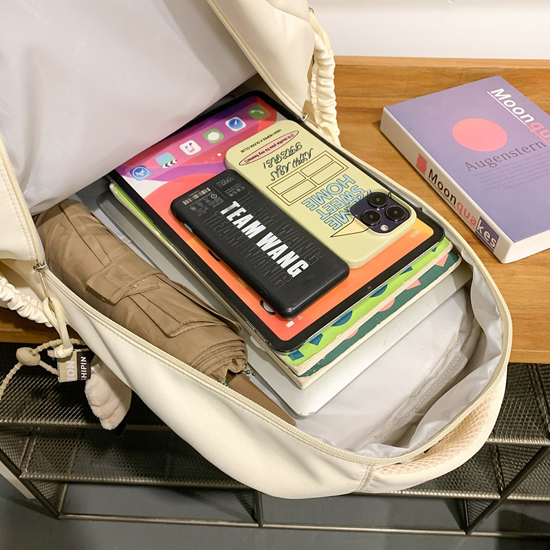 A new high-appearance-level school-style ins pain bag with wide shoulder straps, large capacity and contrasting colors, lightweight backpack for junior and senior high school students Application Scenario