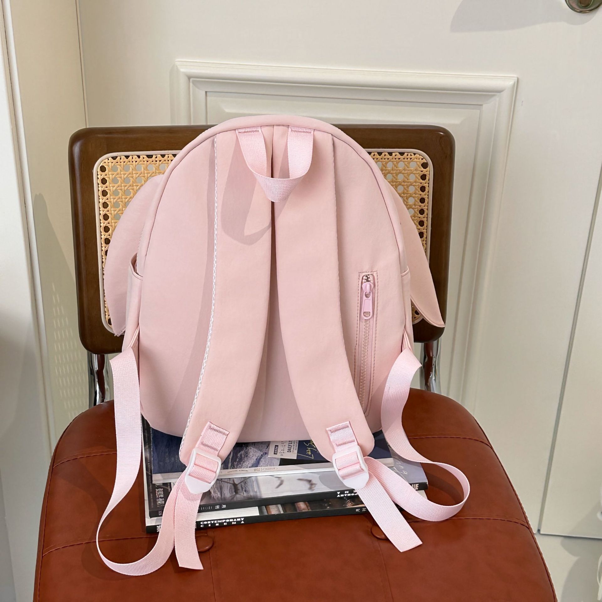 New high-appeartion-level cartoon piglet schoolbag for girls, junior and senior high school students, casual, simple, lightweight and commuting large-capacity backpack Specification drawing