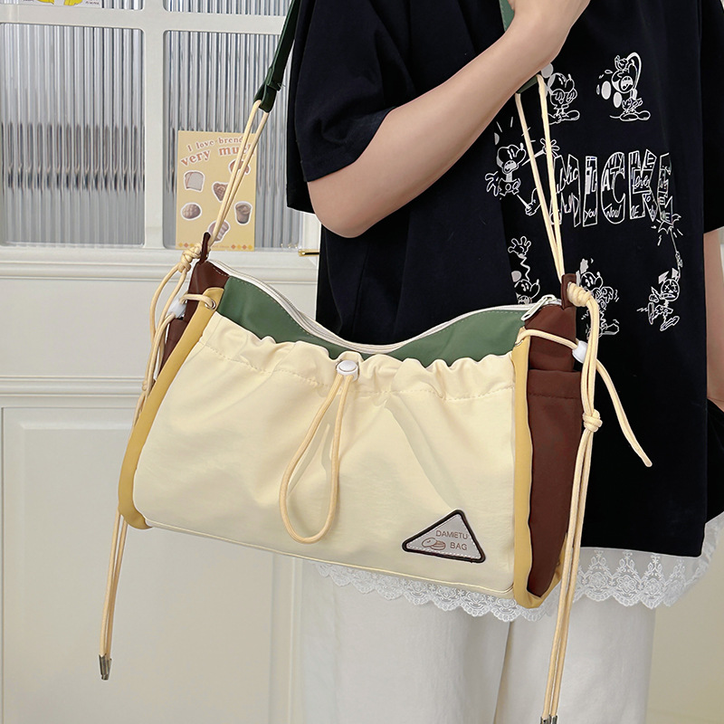 2025 New large-capacity color-blocking crossbody bag for women, lightweight single-shoulder bag with high appearance level, Korean-style commuting and travel dumpling bag full figure