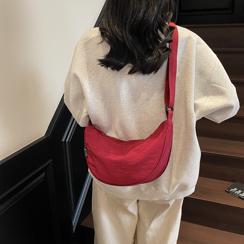 A variety of colors of high-appeal women's crossbody bags, new single-shoulder bags, nylon dumpling bags, women's crossbody bags, and versatile small cloth bags Application Scenario