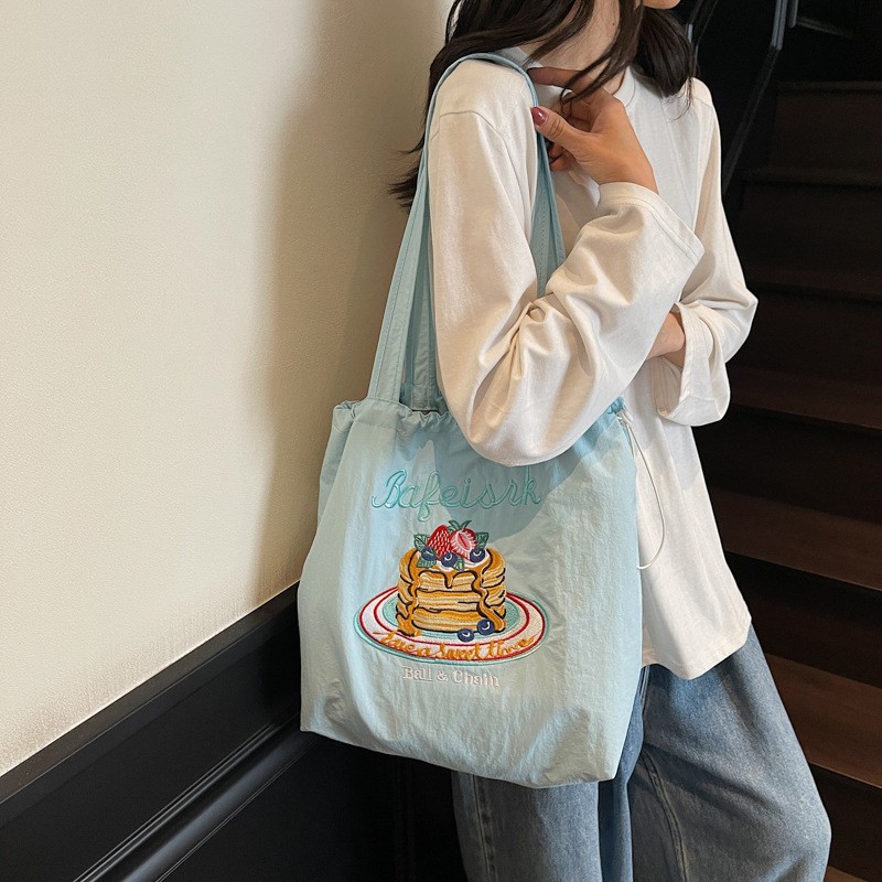 A new Japanese-style ins high-appearance-level fresh, sweet and cute embroidered small bag, a casual, simple and large-capacity bucket bag details Picture