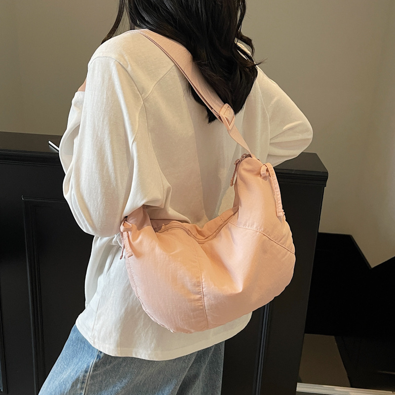 Retro Japanese-style solid-color pleated crossbody dumpling bag, simple and elegant style, casual underarm bag, versatile and niche single-shoulder bag full figure