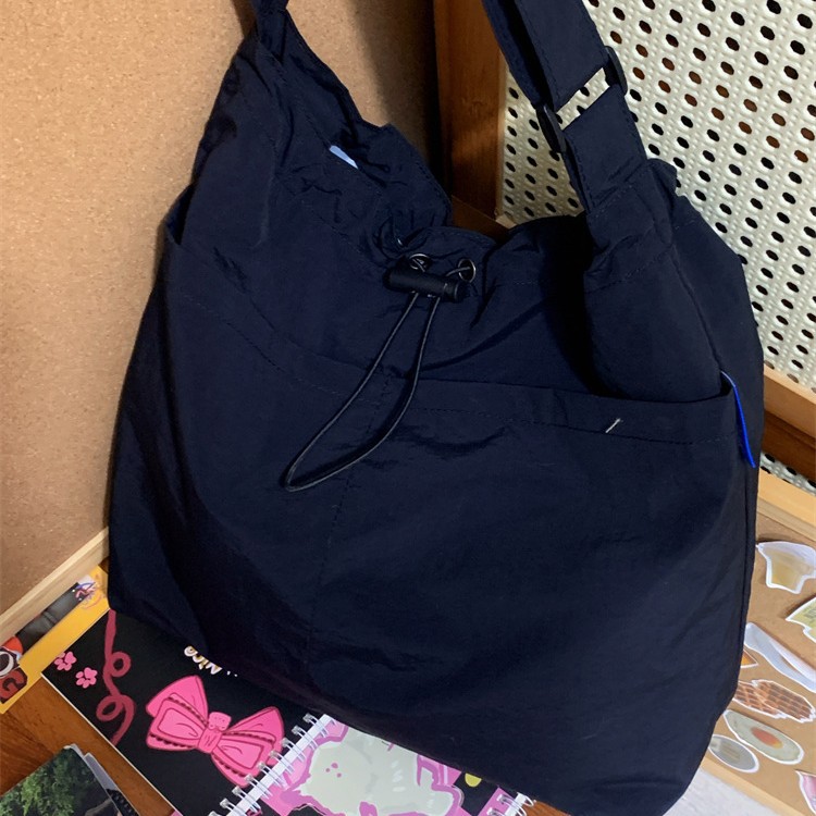 A new high-appeal ins solid color crossbody bag for women, featuring a casual, simple and lightweight design for commuting with a large capacity drawstring crossbody Specification drawing