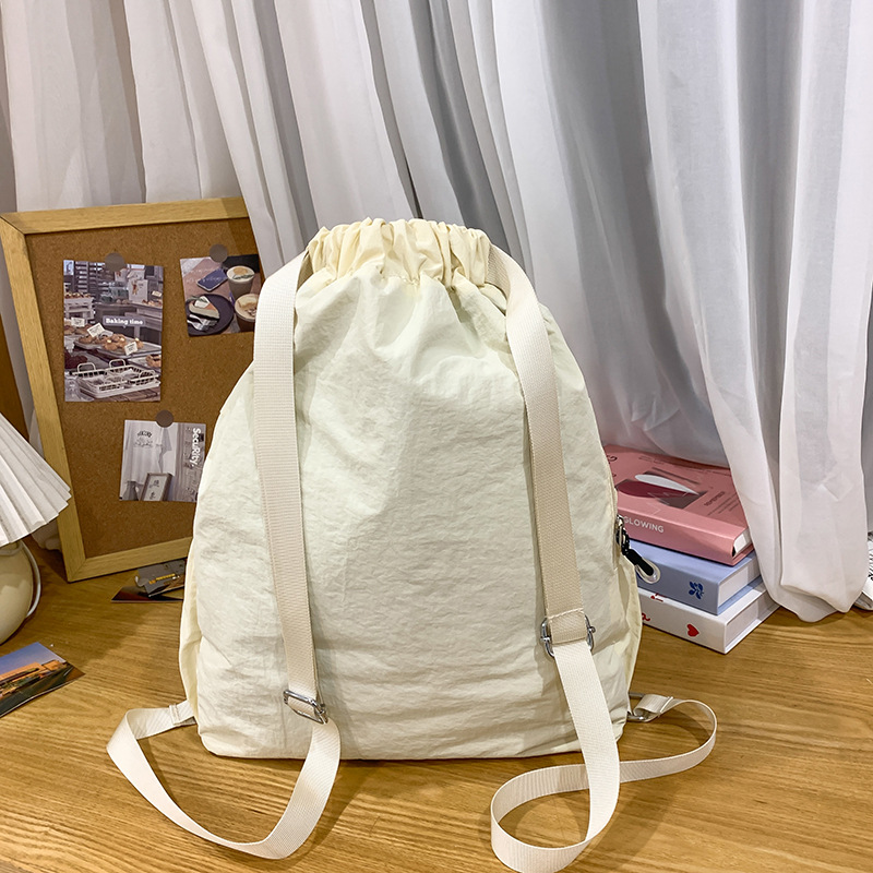 A niche, lightweight, drawstring mountaineering backpack for sports, leisure, outdoor travel, versatile backpack for college students Application Scenario