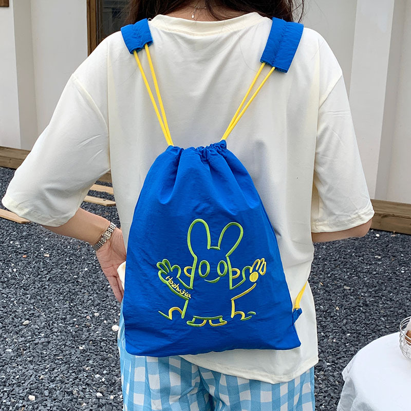 A new high-look, cool and cute cartoon-embroidered drawstring backpack from Korean Instagram, a simple and lightweight children's backpack details Picture