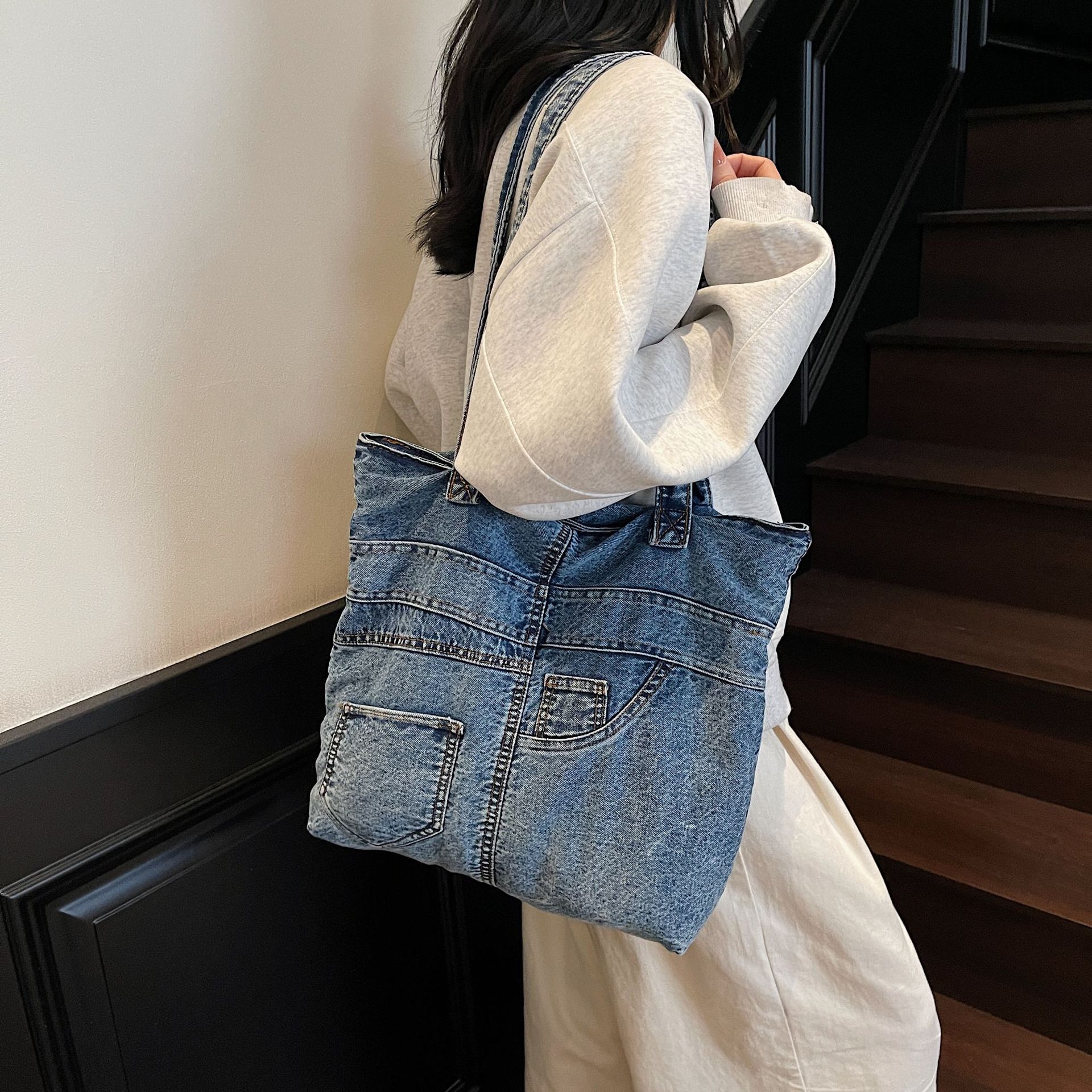 The new high-quality denim bag is casual, simple, lightweight, and suitable for commuting and outdoor fashion. It is a versatile crossbody bag full figure