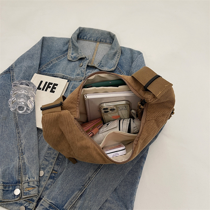 Crossbody bag, Japanese style Harajuku ins dumpling bag, versatile, large capacity, simple and artistic, student class bag, single-shoulder bag Application Scenario