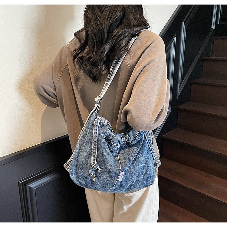 The 2025 new design large-capacity retro single-shoulder bag with a laid-back and artistic style is a versatile tote bag for college students attending classes full figure