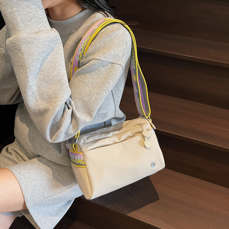 The new minimalist and niche single-shoulder bag for commuting and going out is lightweight and versatile, with a large capacity crossbody bag and a casual and fashionable backpack details Picture