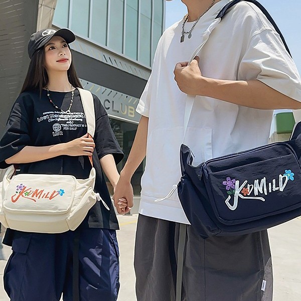 The new Korean-style ins high-look, cool letter crossbody bag is a simple and lightweight couple's solid color crossbody bag for shopping and traveling full figure