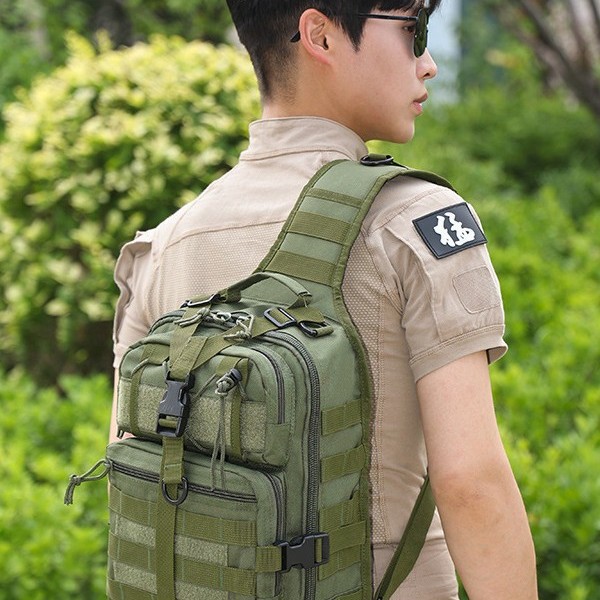 2025 New large-capacity camouflage tactical chest bag, outdoor casual single-shoulder bag, sports travel, mountain climbing and cycling crossbody bag details Picture