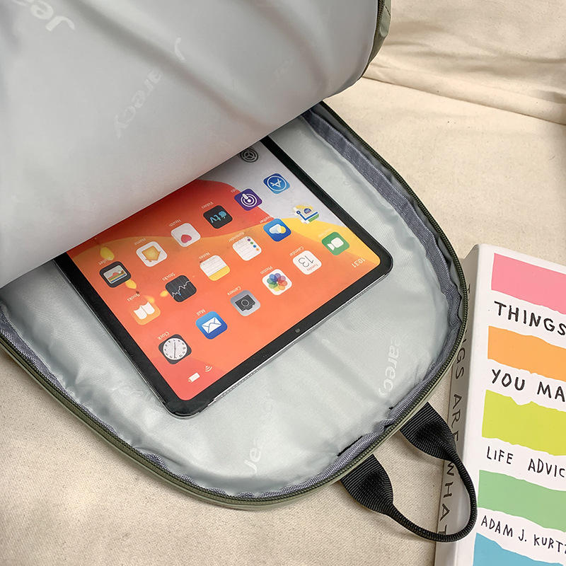 Japanese-style schoolbags for female college students, with a niche design sense, simple and lightweight, large-capacity travel backpack, and high school students' backpacks Application Scenario