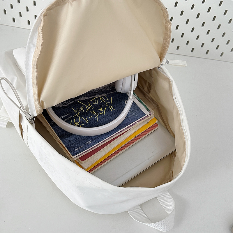 A new Korean-style ins schoolbag for junior and senior high school students, featuring a casual, simple, lightweight and large-capacity backpack for commuting Application Scenario