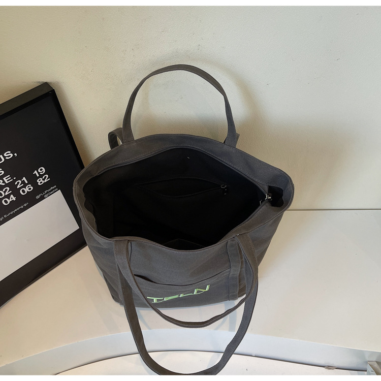 The 2025 new embroidered canvas bag is a versatile summer large-capacity handbag and a simple tote bag for classes and commuting Specification drawing