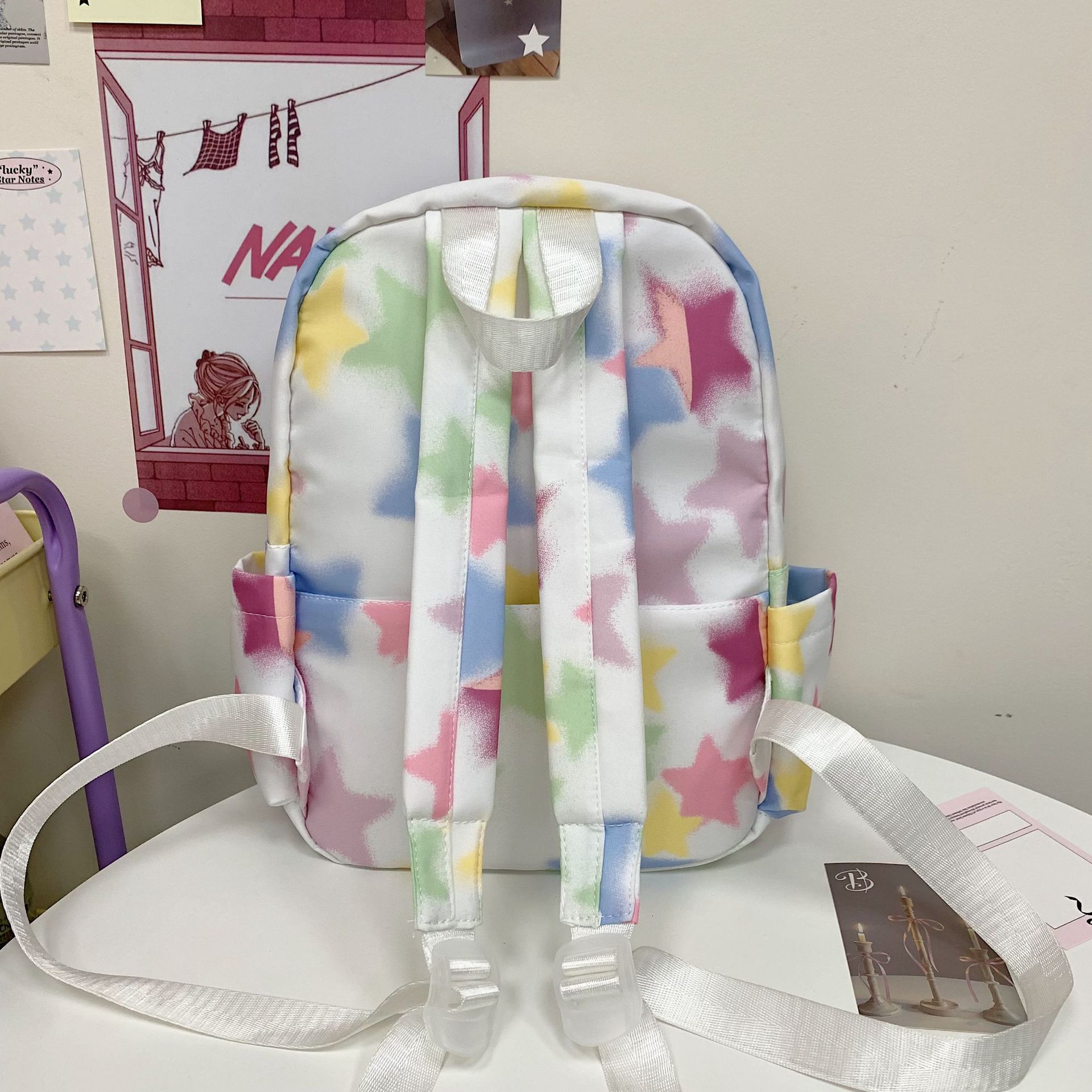 This is a simple and versatile backpack for primary and secondary school students with a high level of appearance, featuring fresh rainbow and star prints and contrasting colors Specification drawing