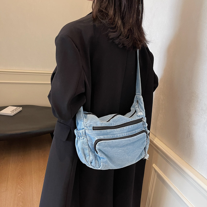 Denim bag for women, large-capacity 2024 new autumn and winter casual crossbody bag, college student commuting tote bag details Picture