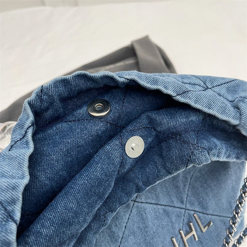 2024 New Korean-style denim large-capacity bag, women's diamond-shaped chain, high-end commuting single-shoulder bag for women Application Scenario