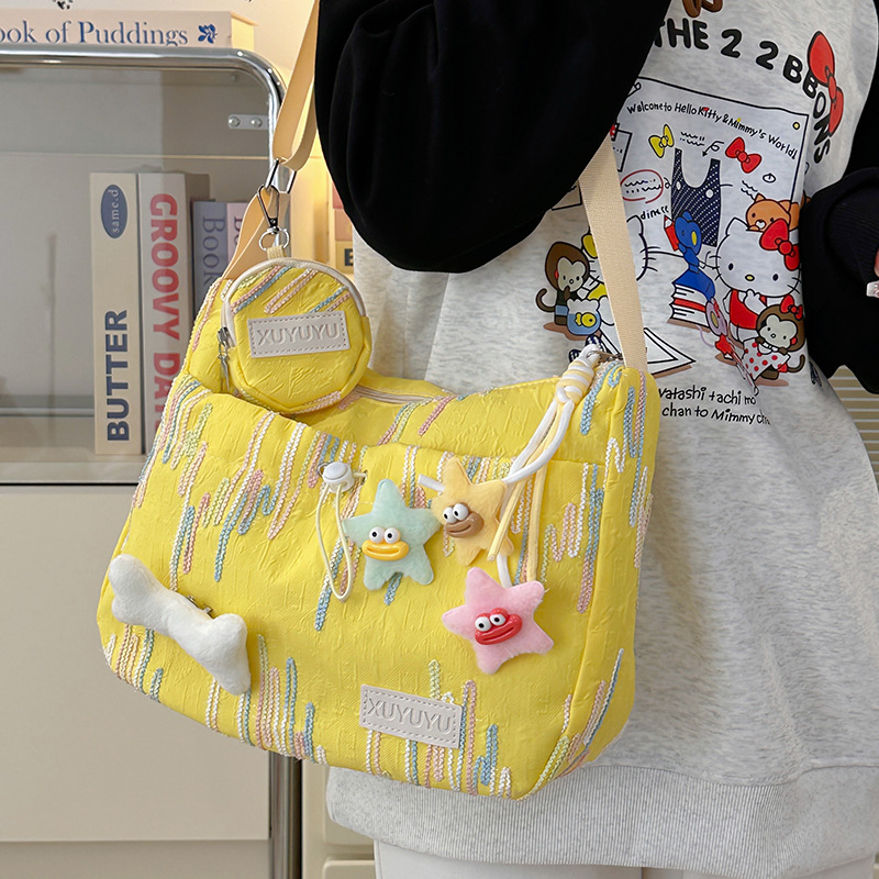 This is a Korean-style Instagram forest-themed, fresh and cute girl's heart single-shoulder bag with a high appearance level and a niche crossbody bag full figure