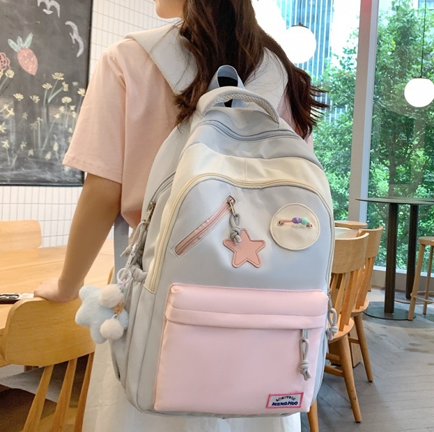 This is a lightweight and cute backpack for a junior high school girl with a high level of appearance and a niche Instagram style. It is designed for a Japanese high school student with a contrasting color full figure