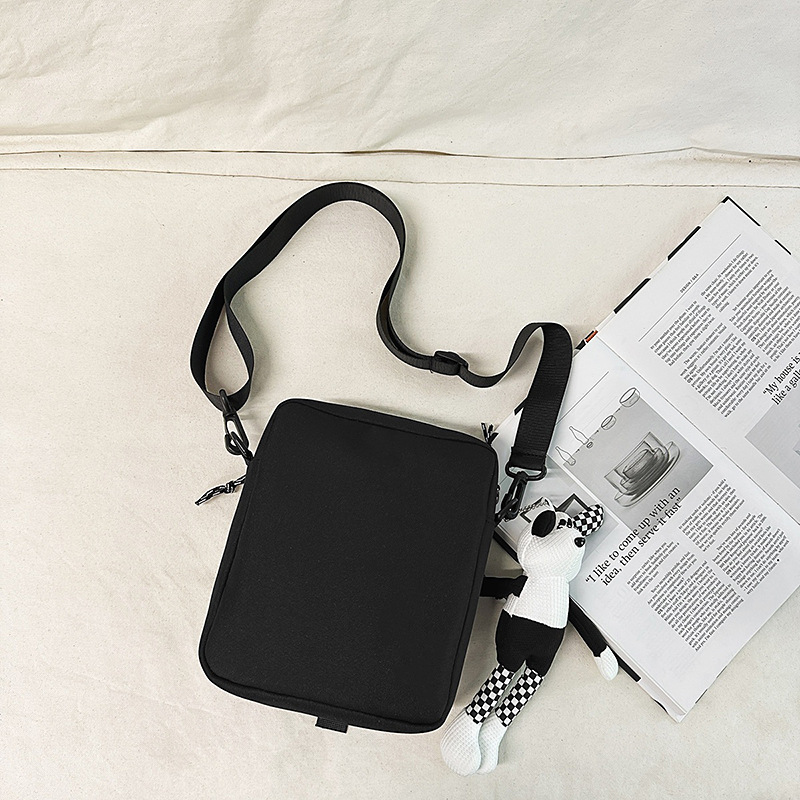 2025 New stylish and versatile single-shoulder crossbody bag, women's large-capacity commuter tote bag, couple's casual sports bag Application Scenario