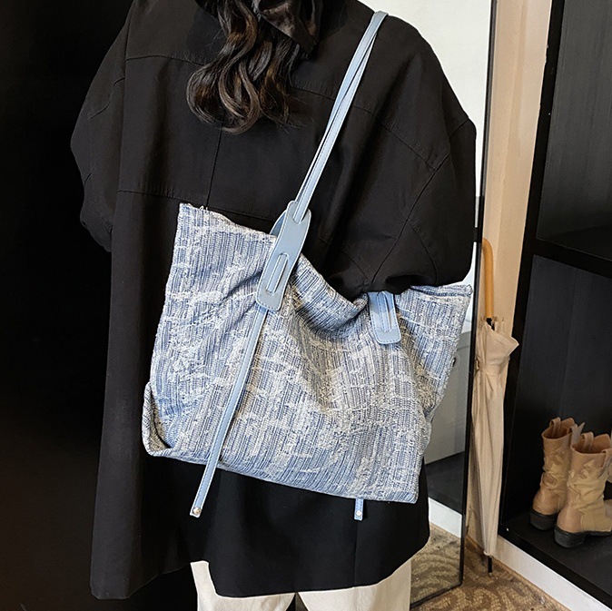 A stylish denim commuter bag for women 2024 new autumn and winter, a versatile single-shoulder bag with a large capacity tote bag full figure